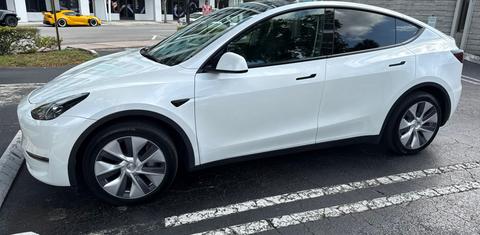 Tesla Model Y 2024