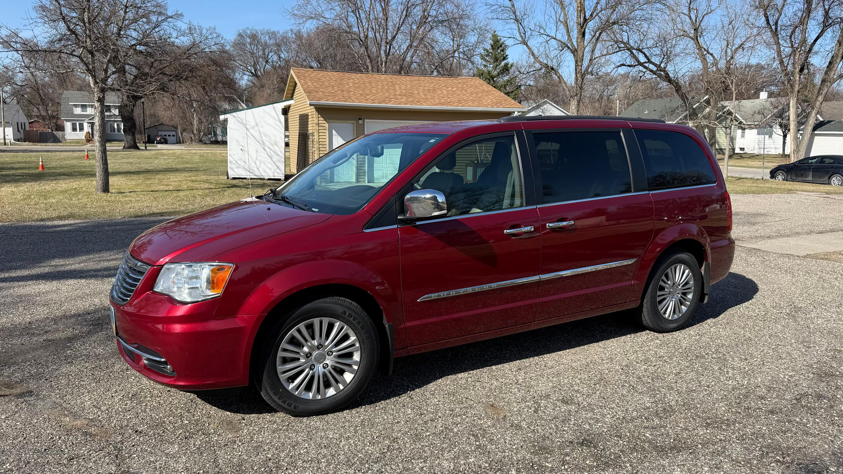Chrysler Town & Country 2015 in Fargo, ND
