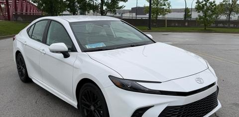 Toyota Camry Hybrid 2026