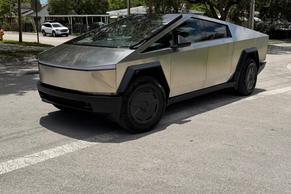 Tesla Cybertruck 2026 em Sunrise