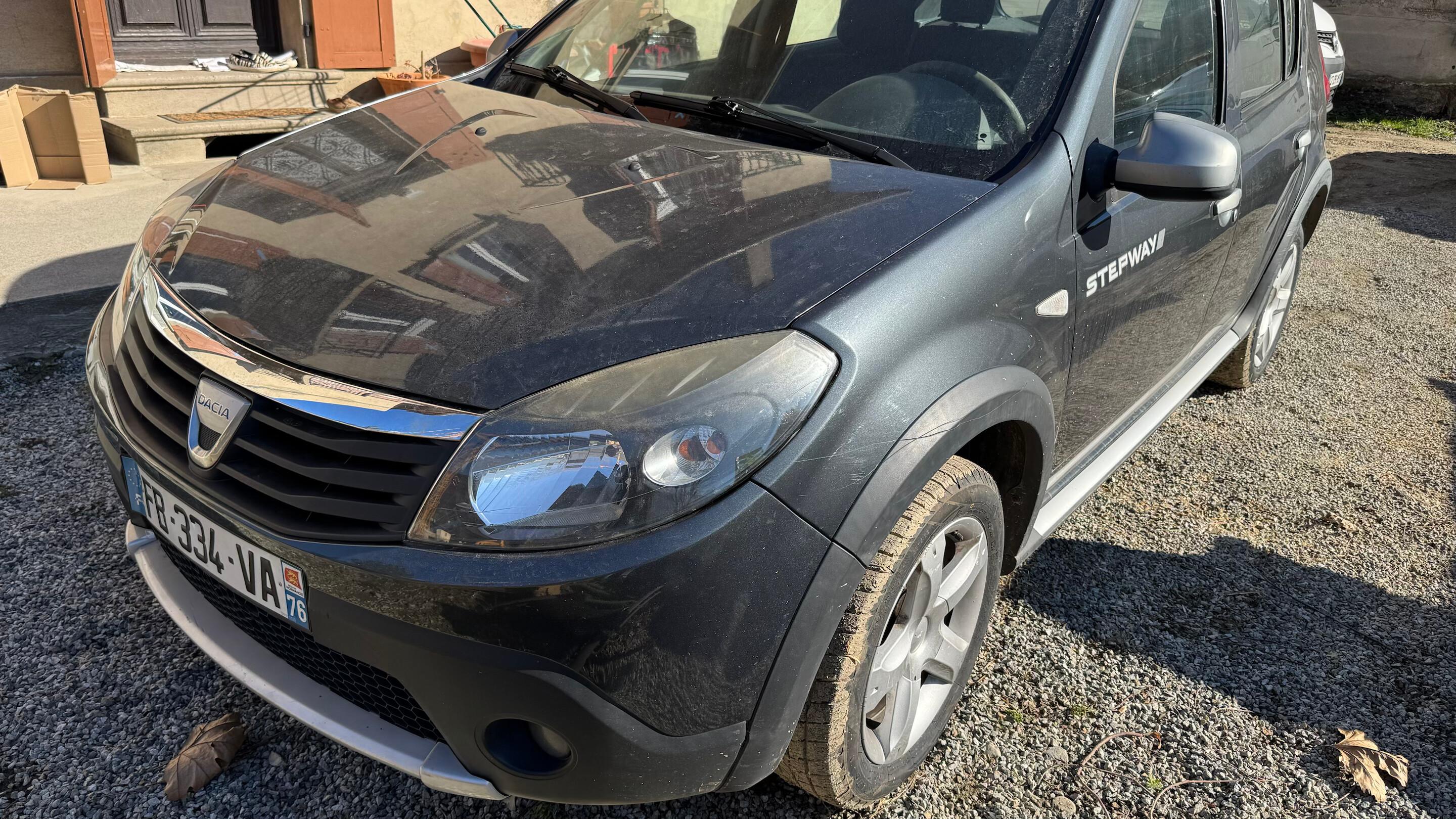 Dacia SANDERO 2011 à Épierre