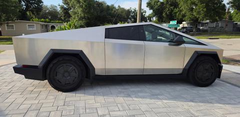 Tesla Cybertruck 2026