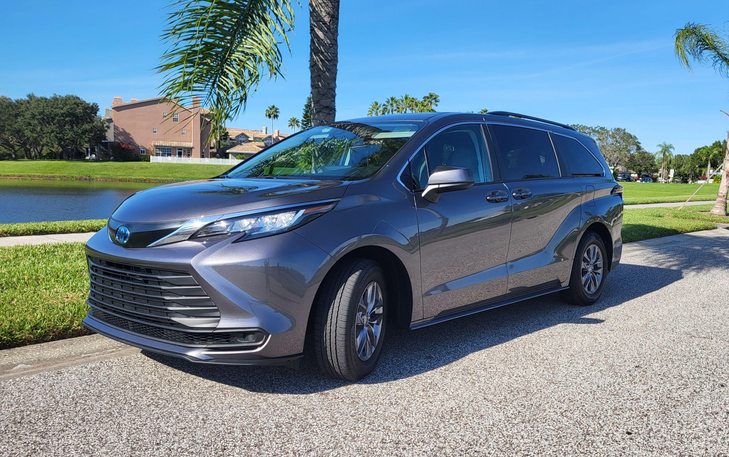 Toyota Sienna 2023 in Palm Harbor, FL