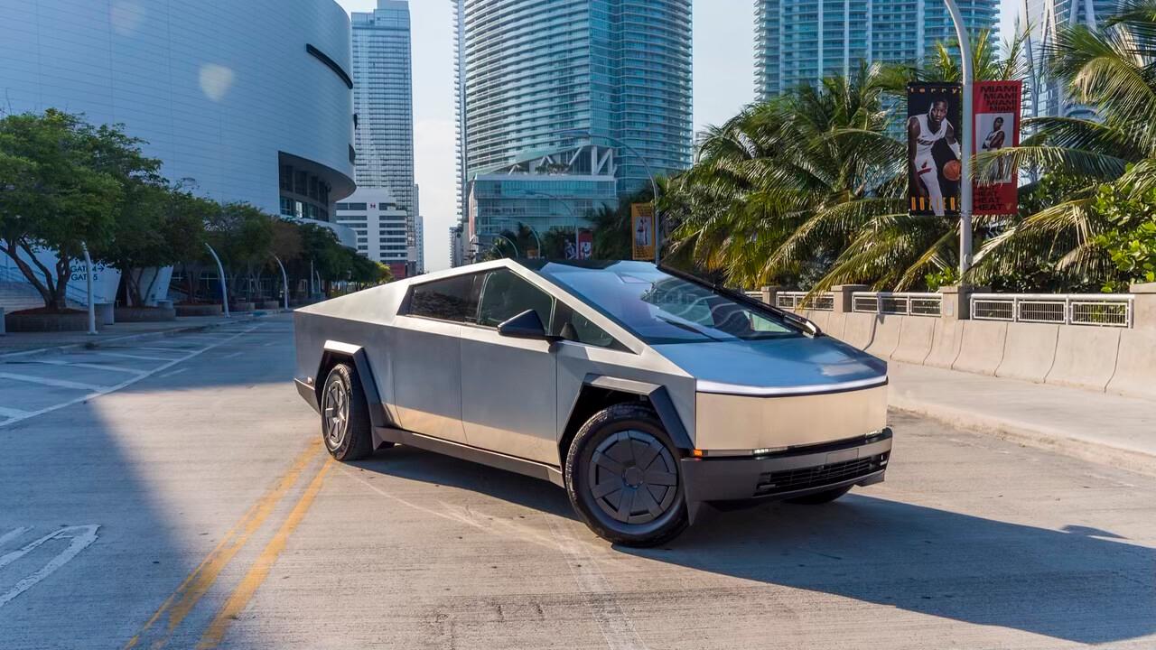 Tesla Cybertruck 2024 in Hollywood, FL