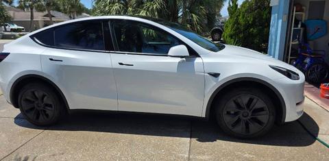Tesla Model Y 2025
