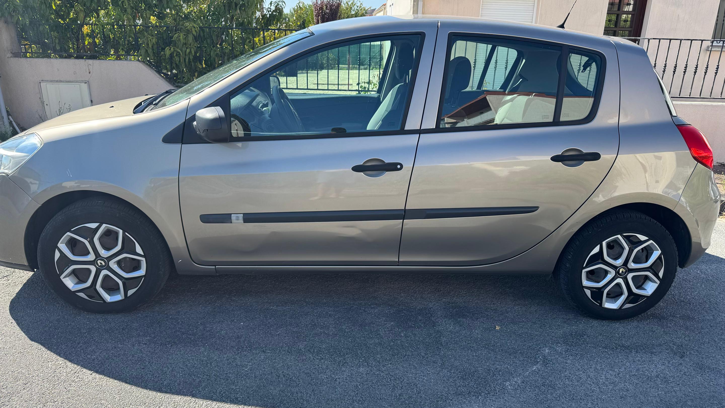 Renault CLIO III 2010 à Royan