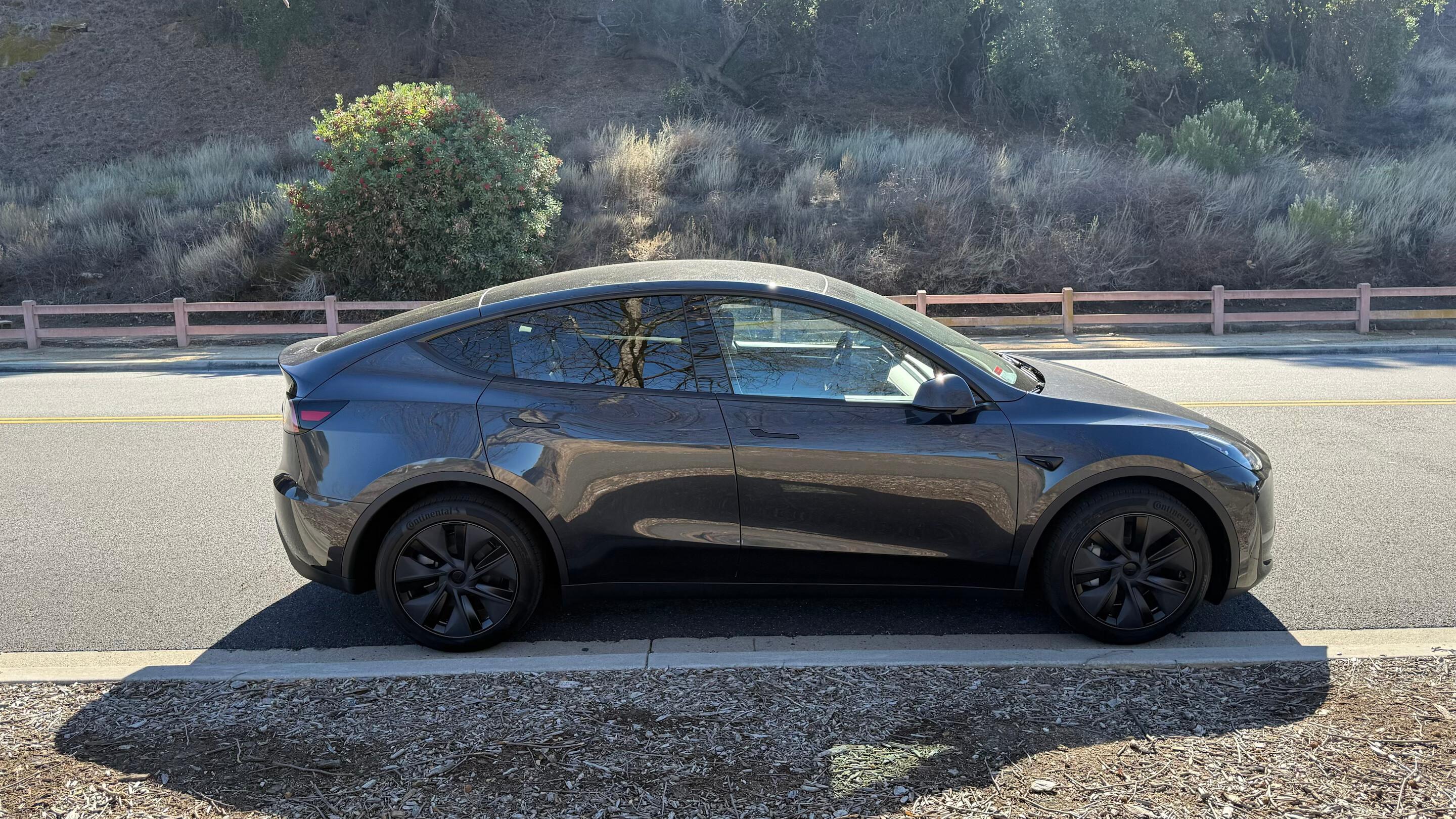 Tesla Model Y 2025 in Thousand Oaks, CA