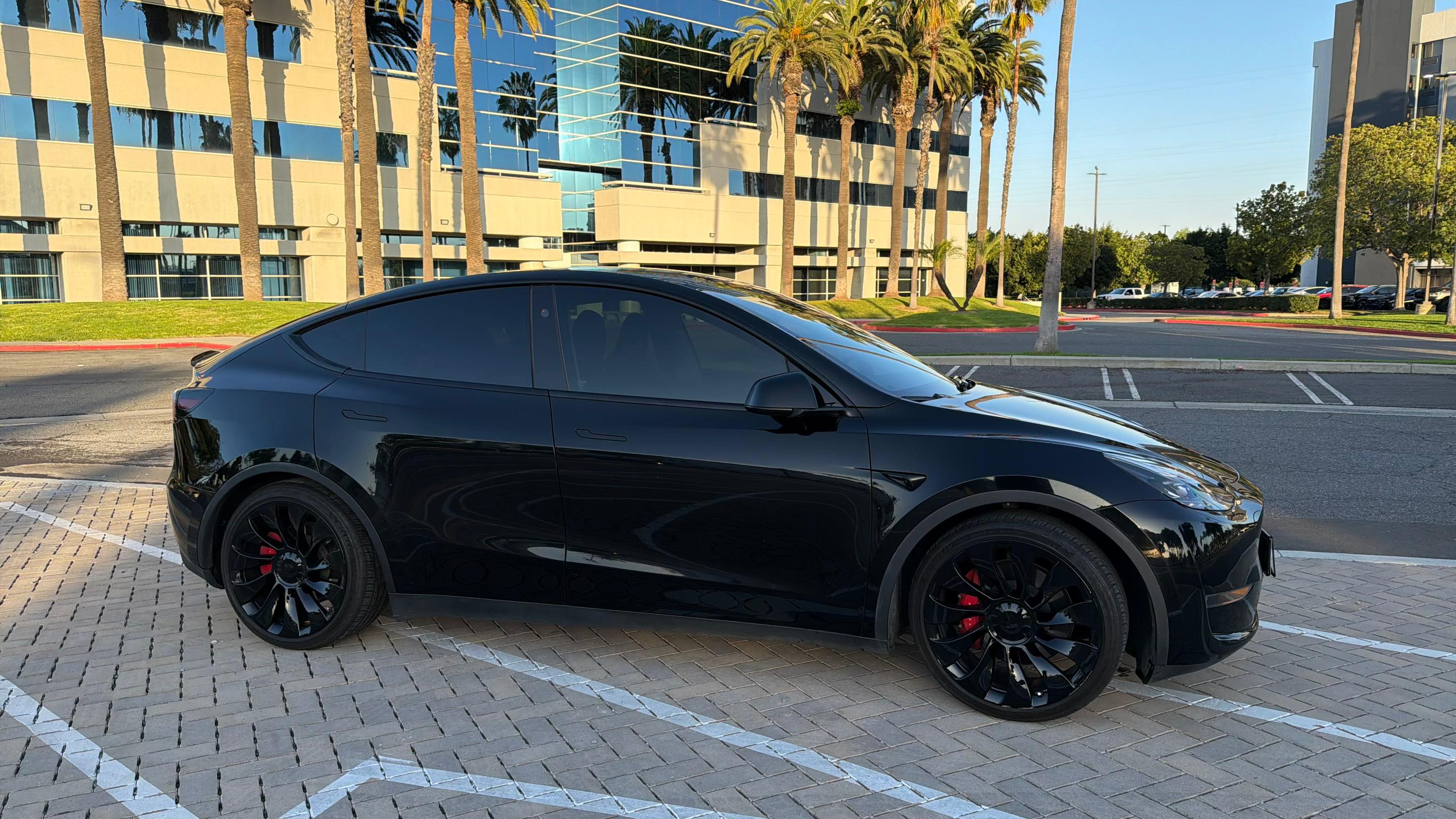 Tesla Model Y 2023 in Long Beach, CA