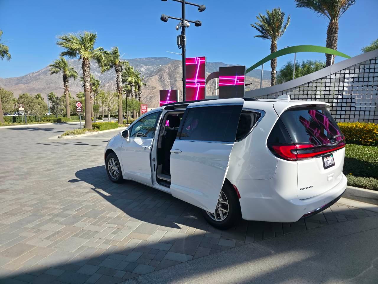 Chrysler Pacifica 2021 in Beaumont, CA