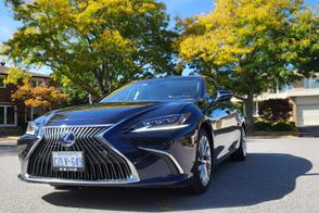 Lexus ES car