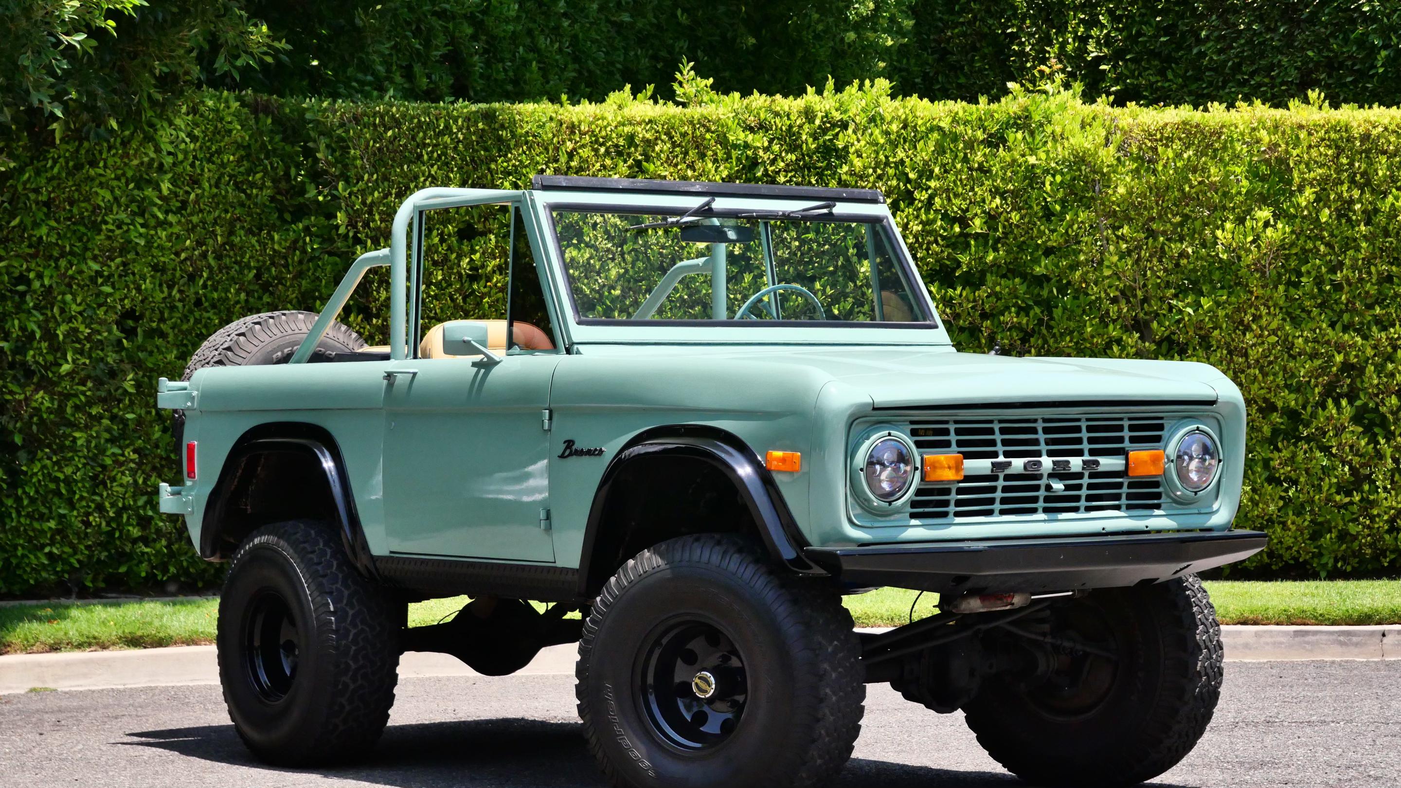 Ford bronco 1977 in West Hollywood, CA