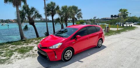 Toyota Prius v 2017