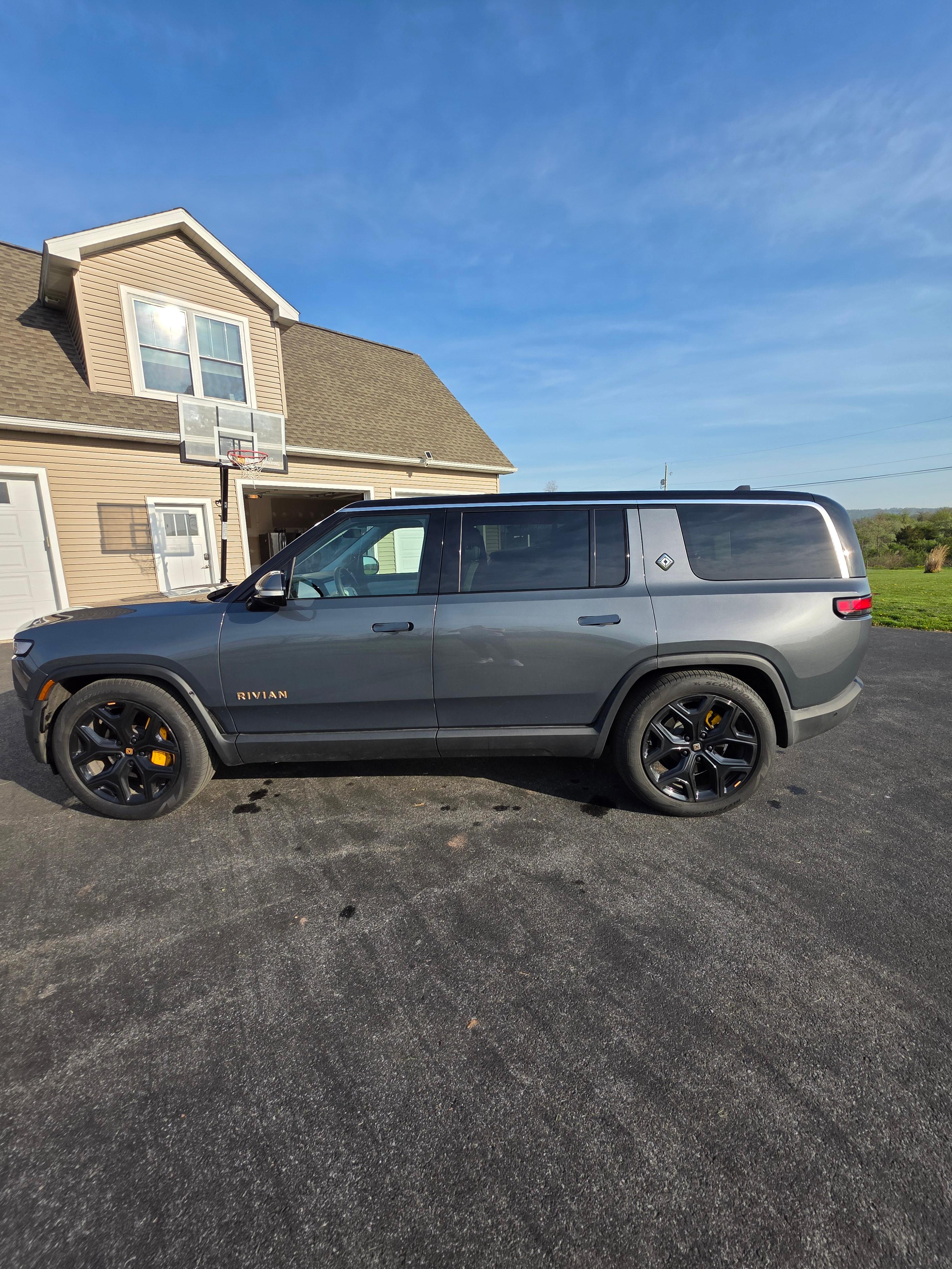 Rivian R1S 2024 in 