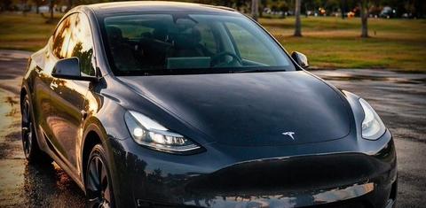 Tesla Model Y 2025