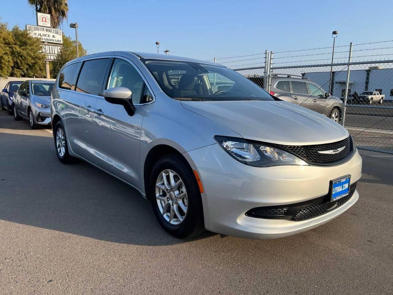 Chrysler Voyager 2023 in Fresno, CA
