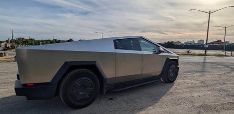 Tesla Cybertruck 2025