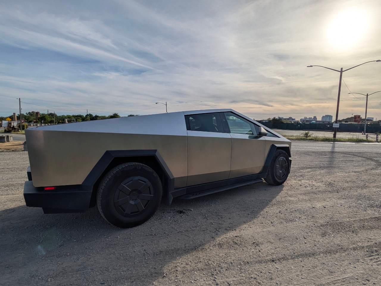 Tesla Cybertruck 2025 in Sacramento, CA