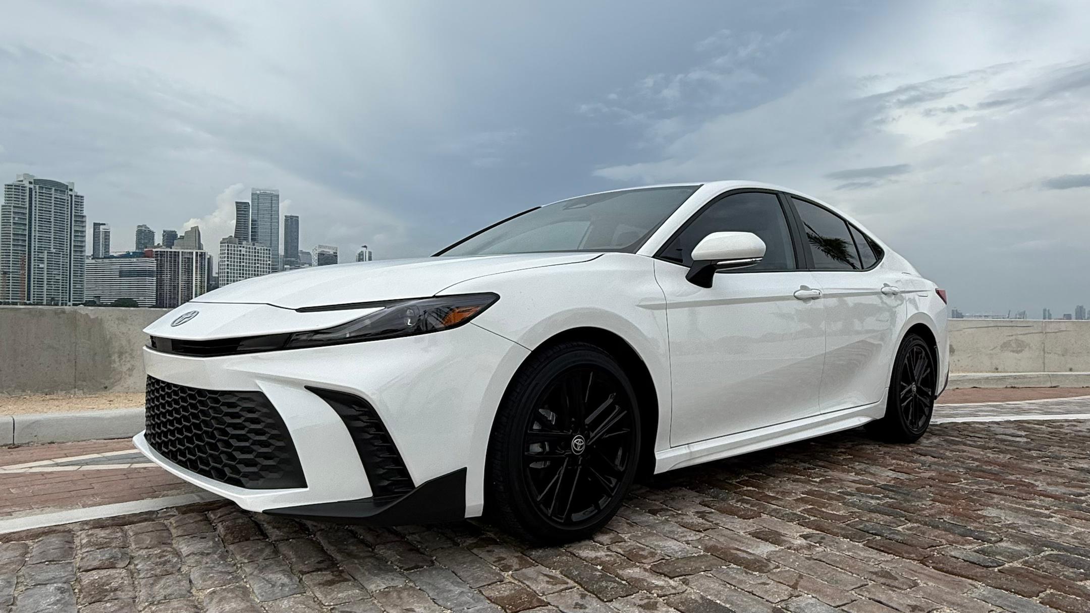 Toyota Camry Hybrid 2025 in Miami, FL