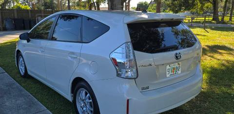 Toyota Prius v 2013