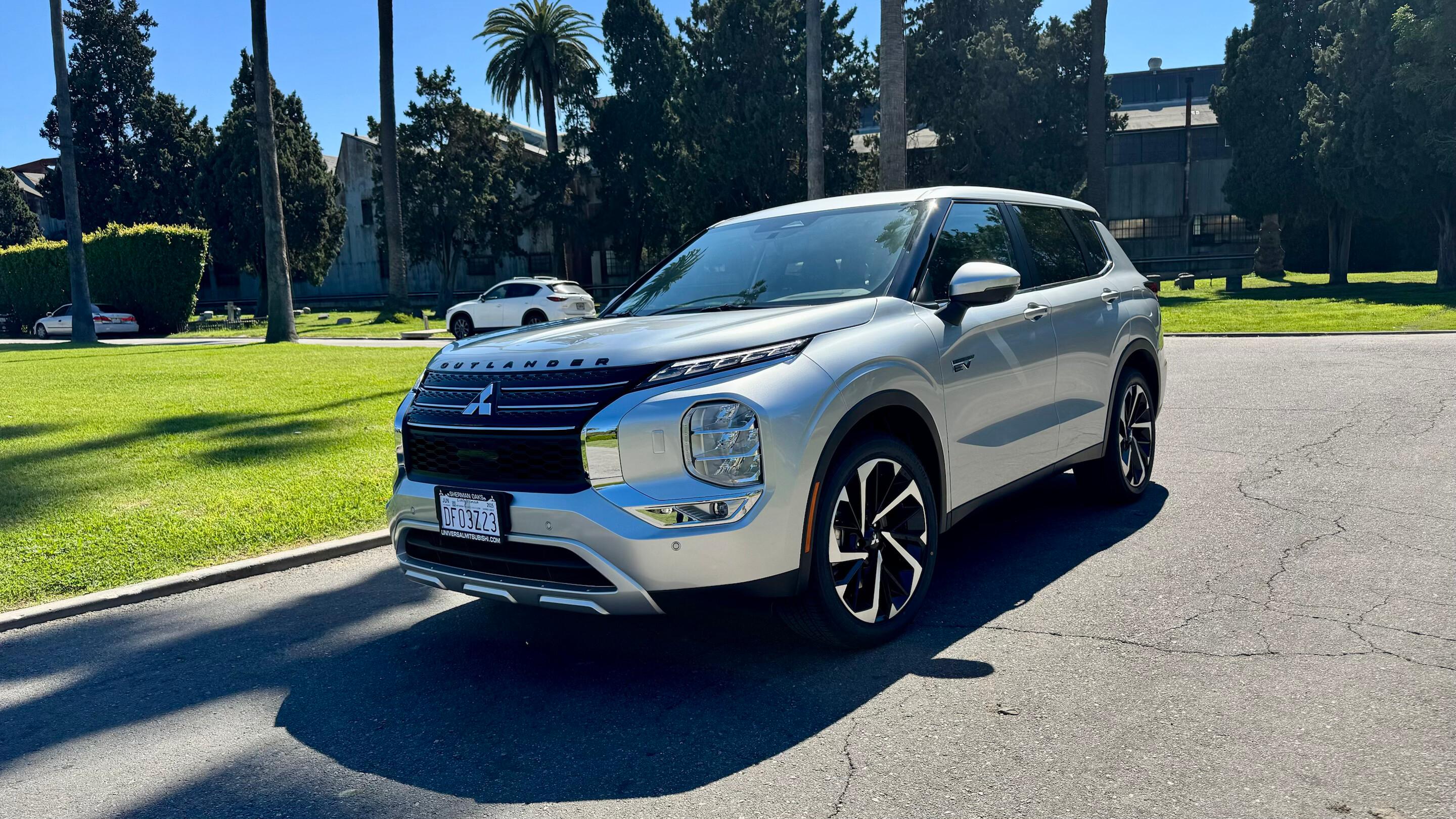 Mitsubishi Outlander Plug-In Hybrid 2025 in Los Angeles, CA