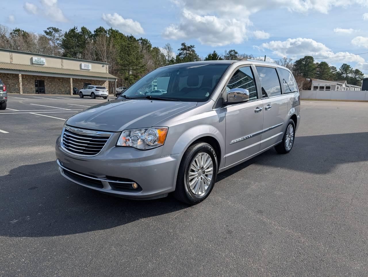Chrysler Town & Country 2015 in Sanford, NC
