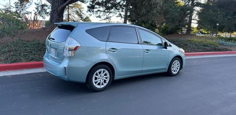 Toyota Prius v 2013