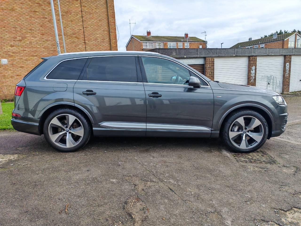 Audi Q7 2017 in Luton