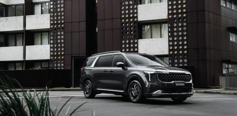 Kia Carnival Hybrid 2025