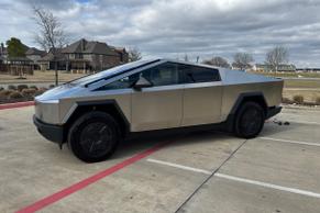 Tesla Cybertruck 2025 in Farmers Branch