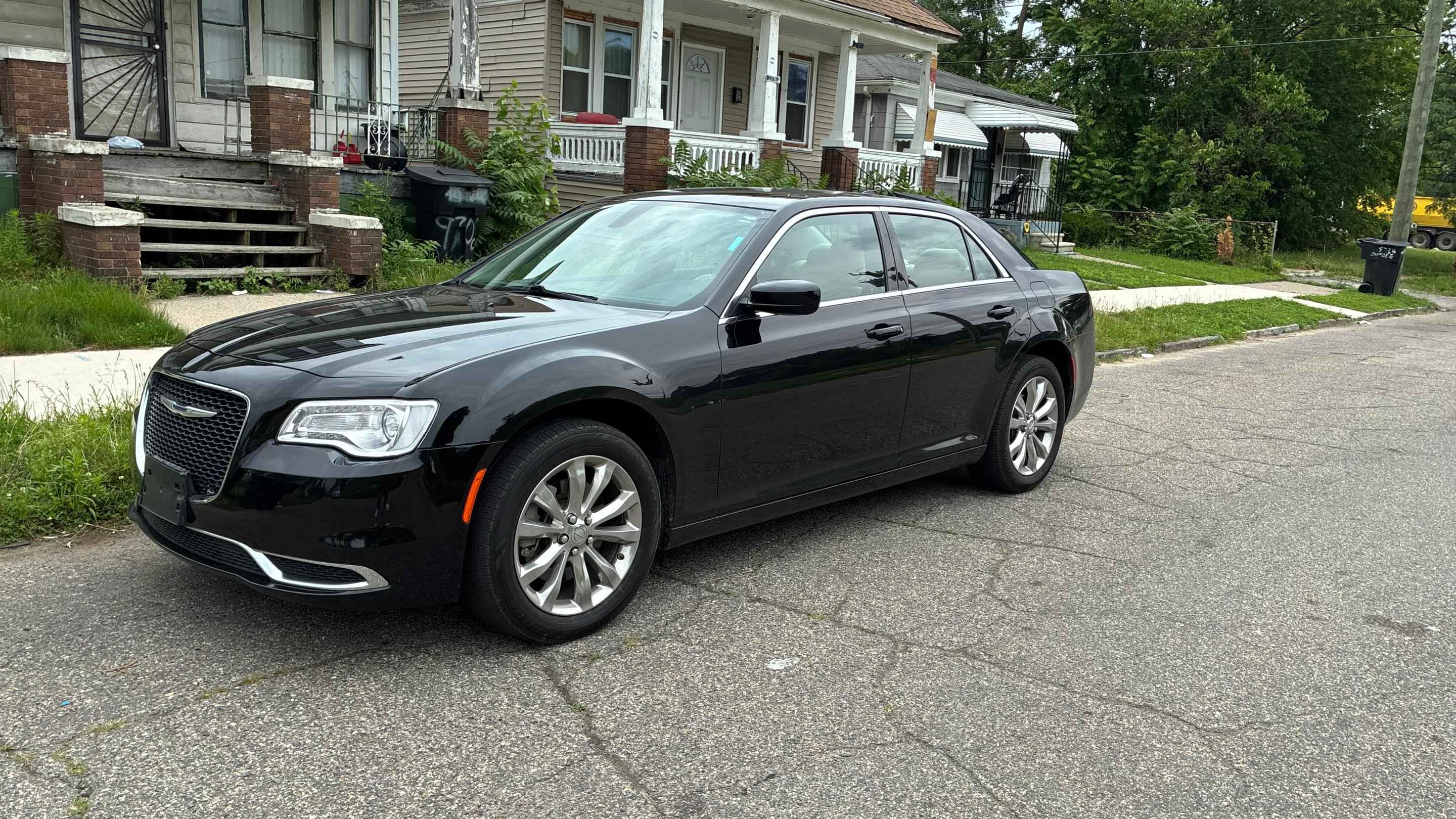 Chrysler 300 2023 in Roseville, MI