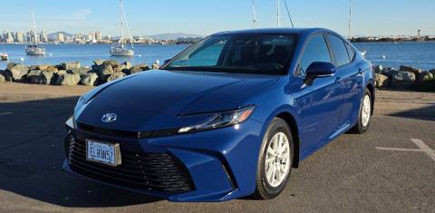 Toyota Camry Hybrid 2026