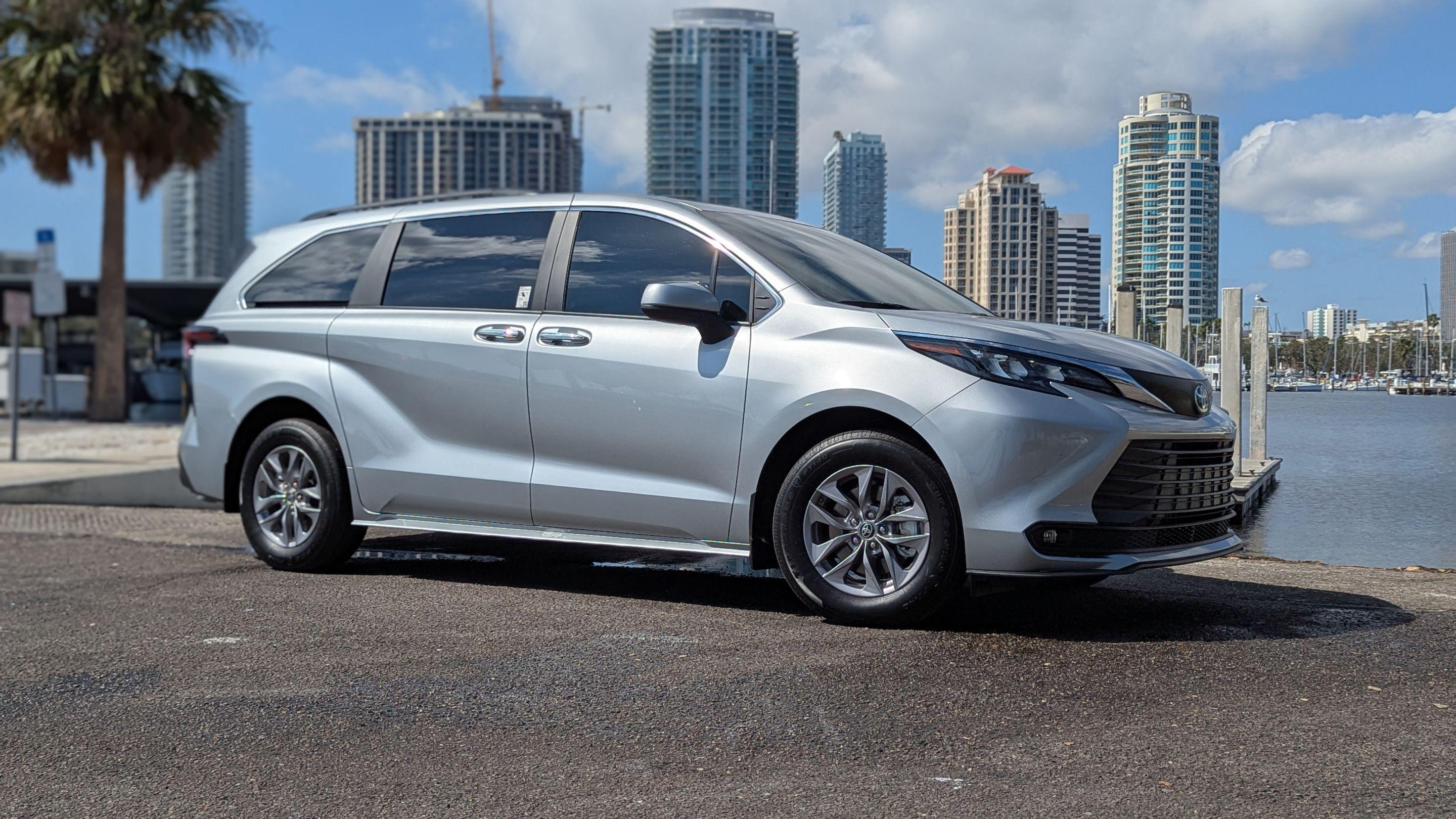 Toyota Sienna 2025 in Pinellas Park, FL