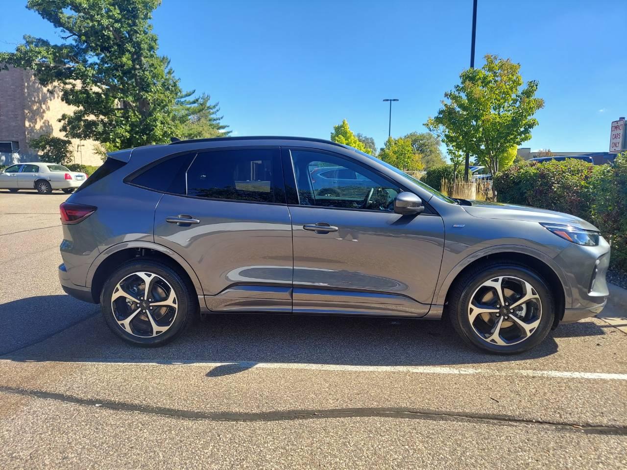 Ford Escape Hybrid 2024 in Edina, MN