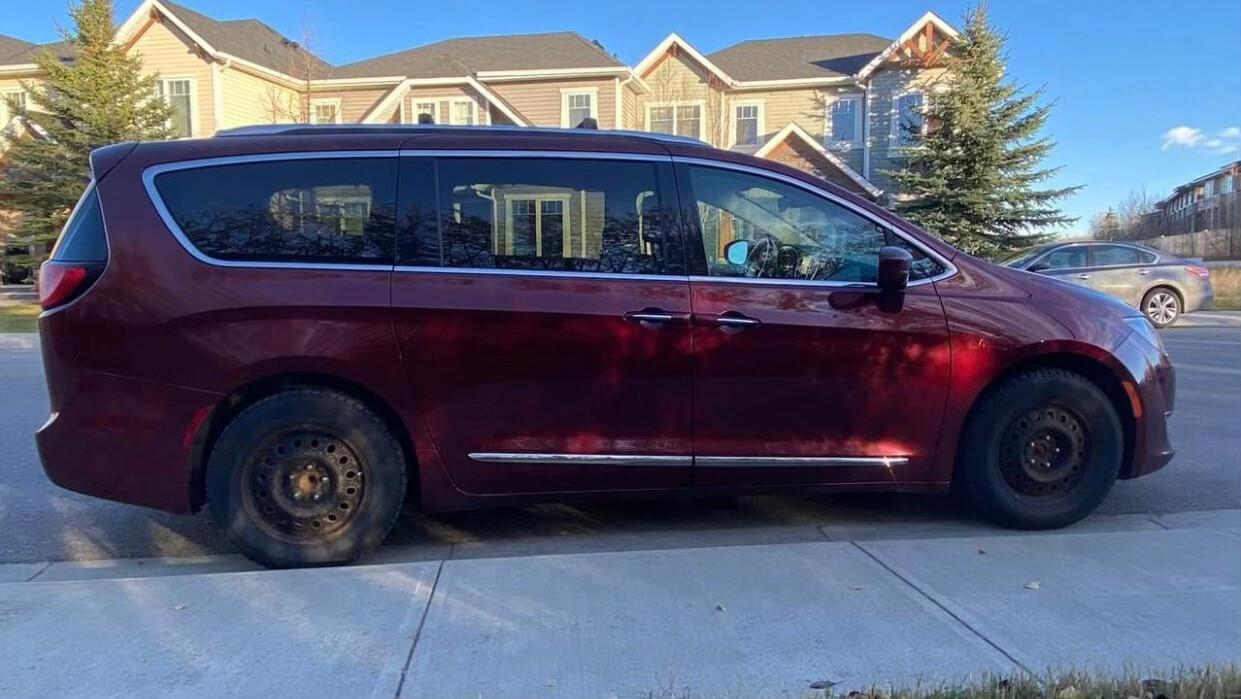Chrysler Pacifica 2017 in Calgary, AB