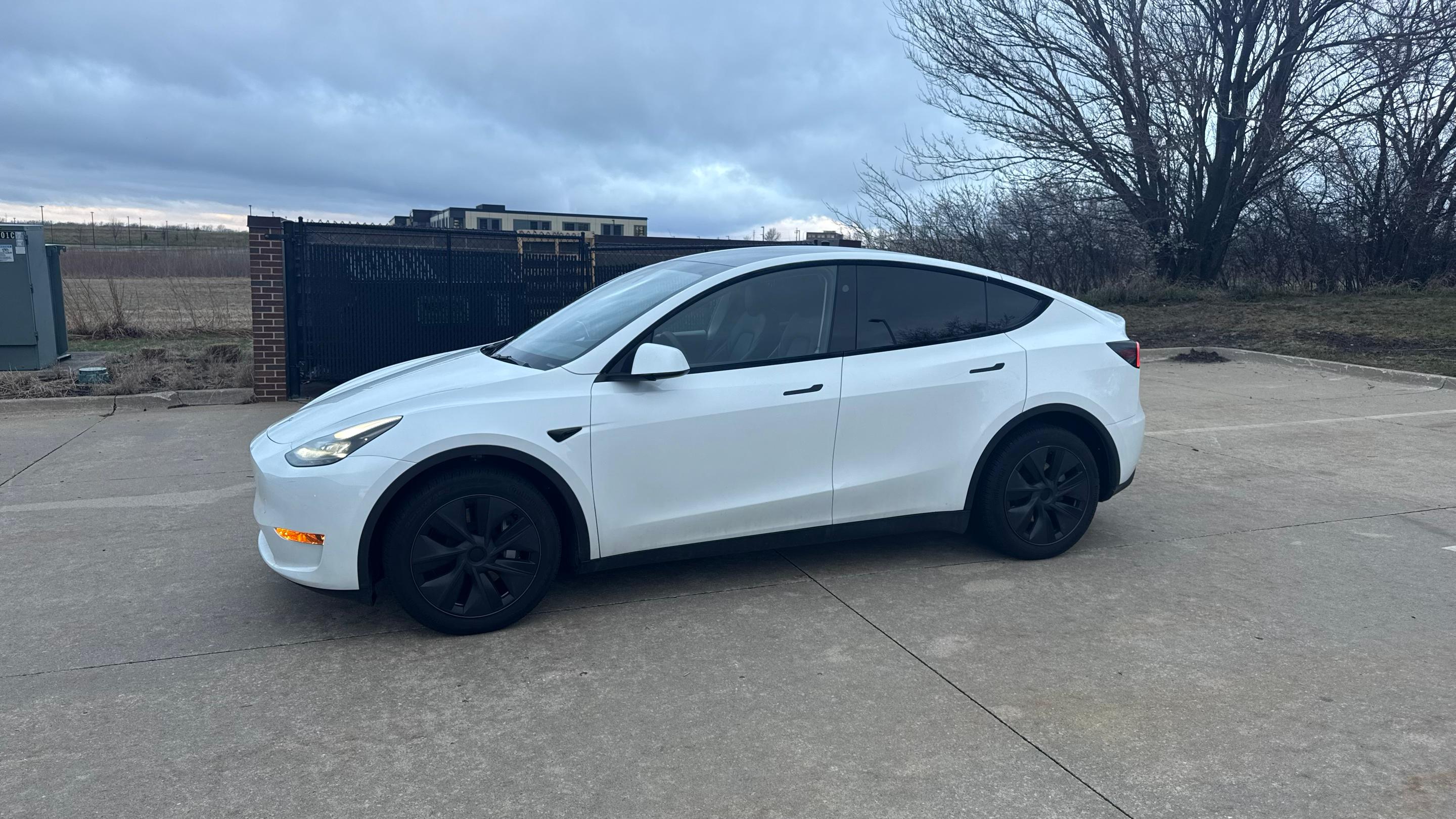 Tesla Model Y 2024 in Des Moines, IA