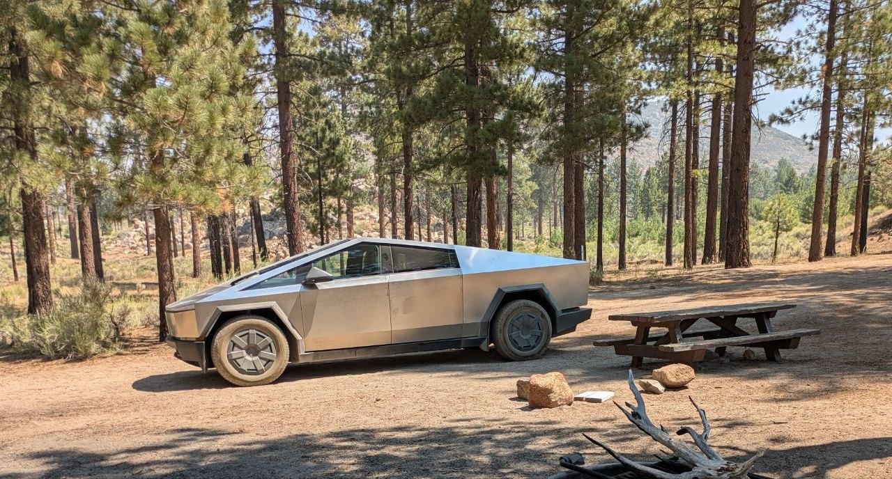 Tesla Cybertruck 2025 in Sacramento, CA