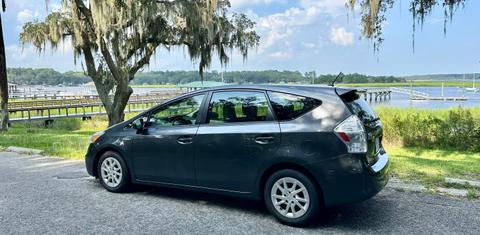 Toyota Prius v 2013