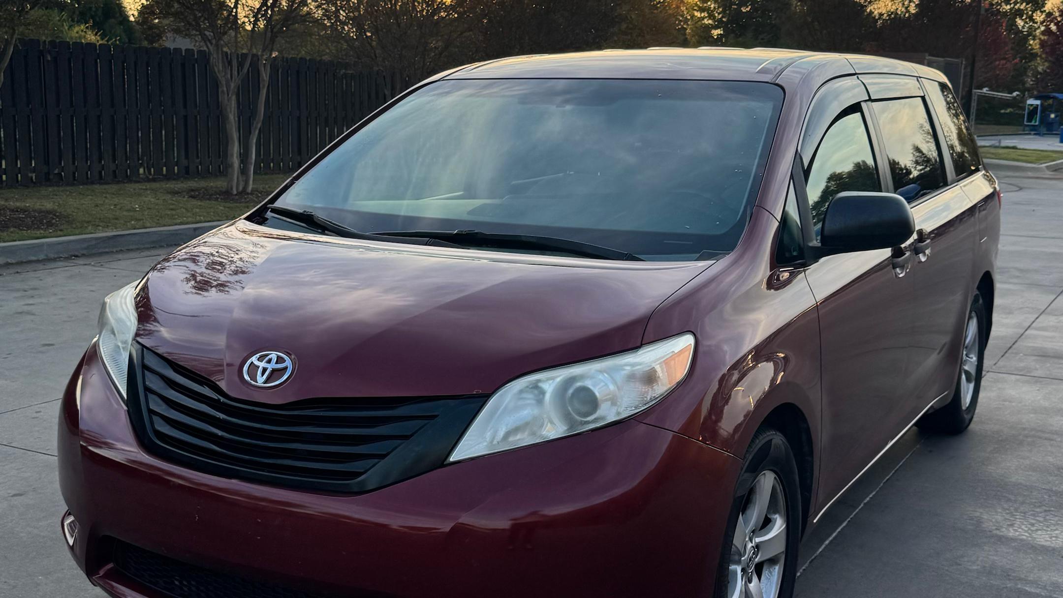 Toyota Sienna 2015 — Car rental alternative in Taylors, SC