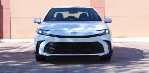 Toyota Camry Hybrid 2026