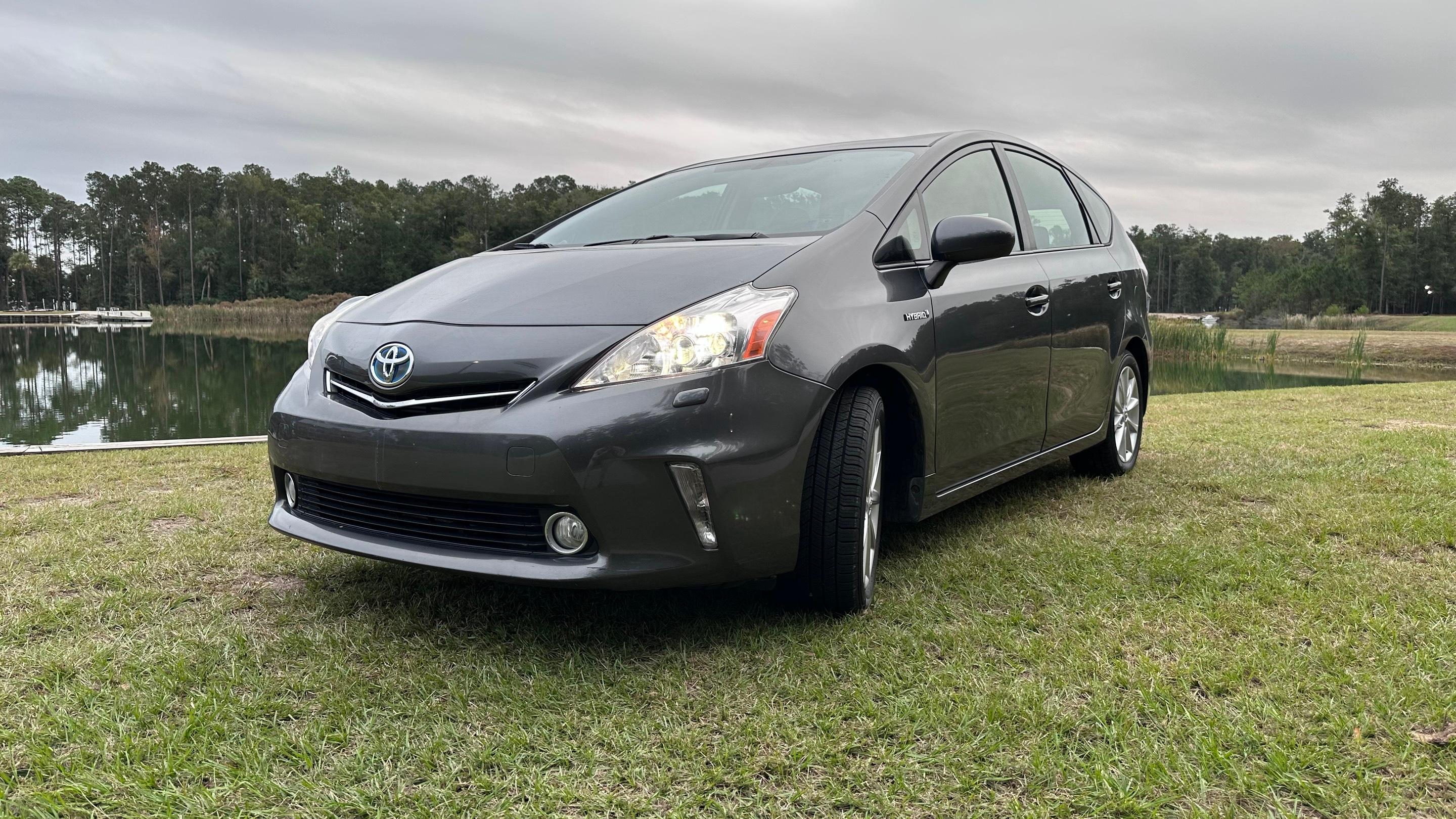 Toyota Prius v 2014 in 