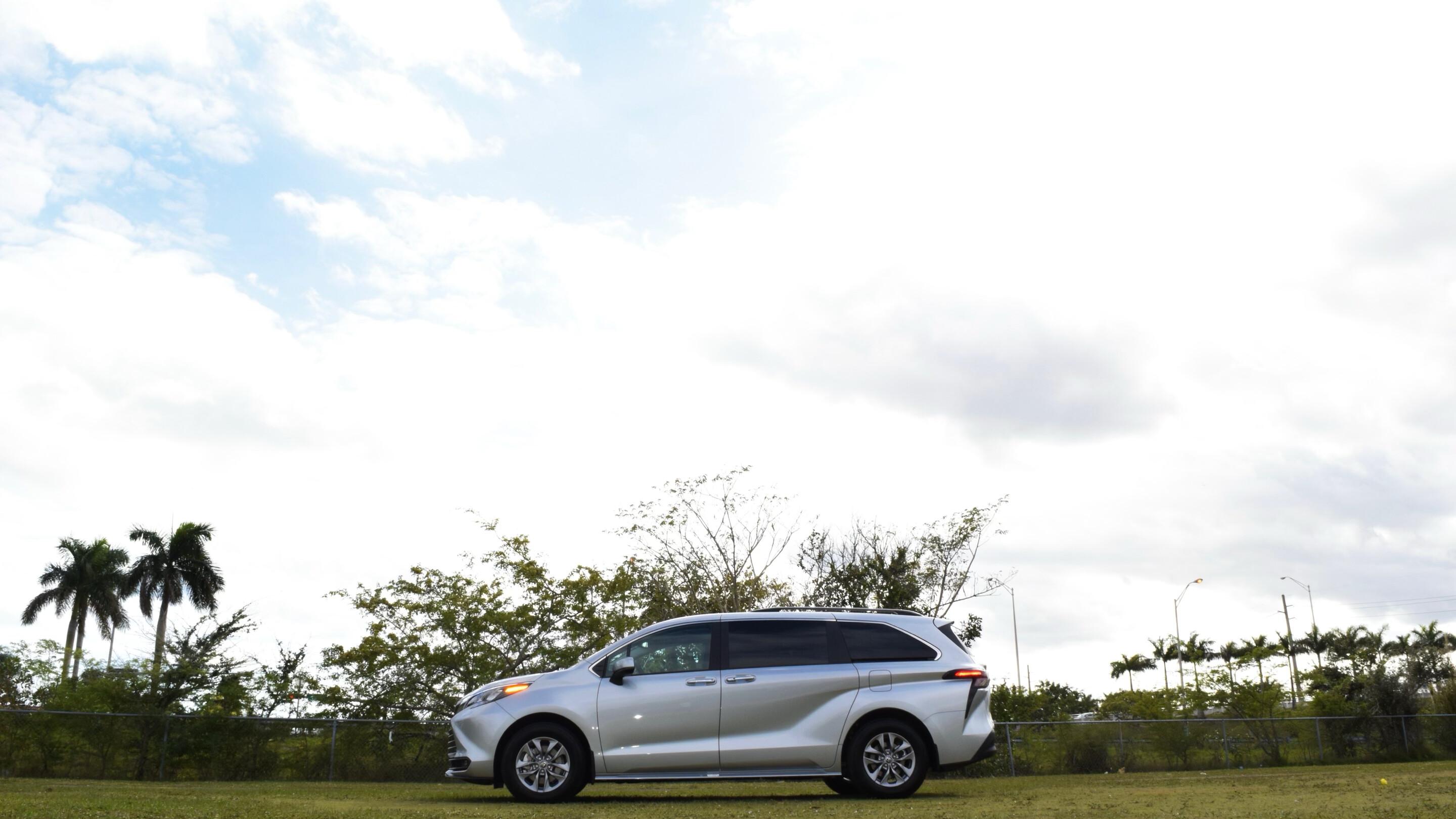 Toyota Sienna 2025 in Miami, FL