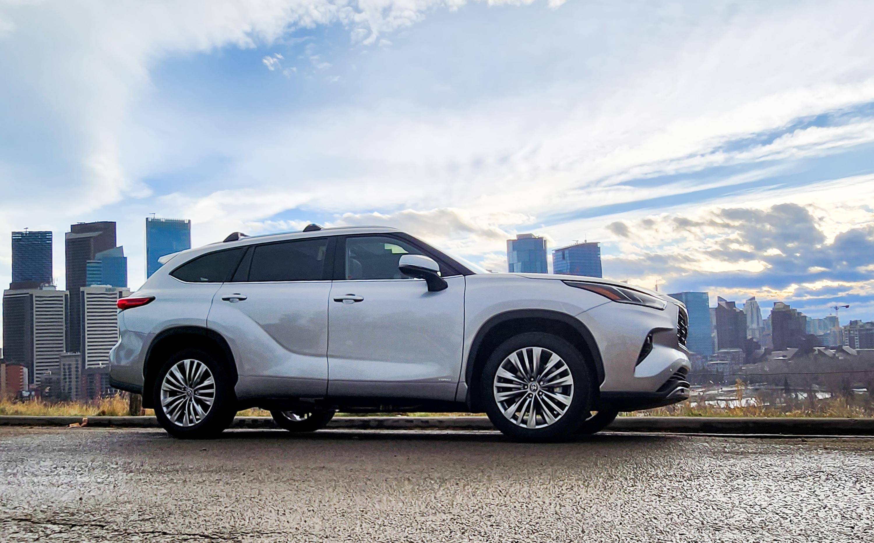 Toyota Highlander Hybrid 2023 in Calgary, AB