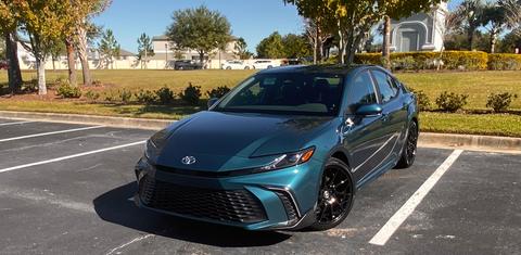Toyota Camry Hybrid 2026