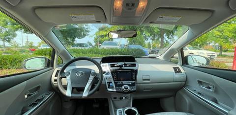 Toyota Prius v 2015