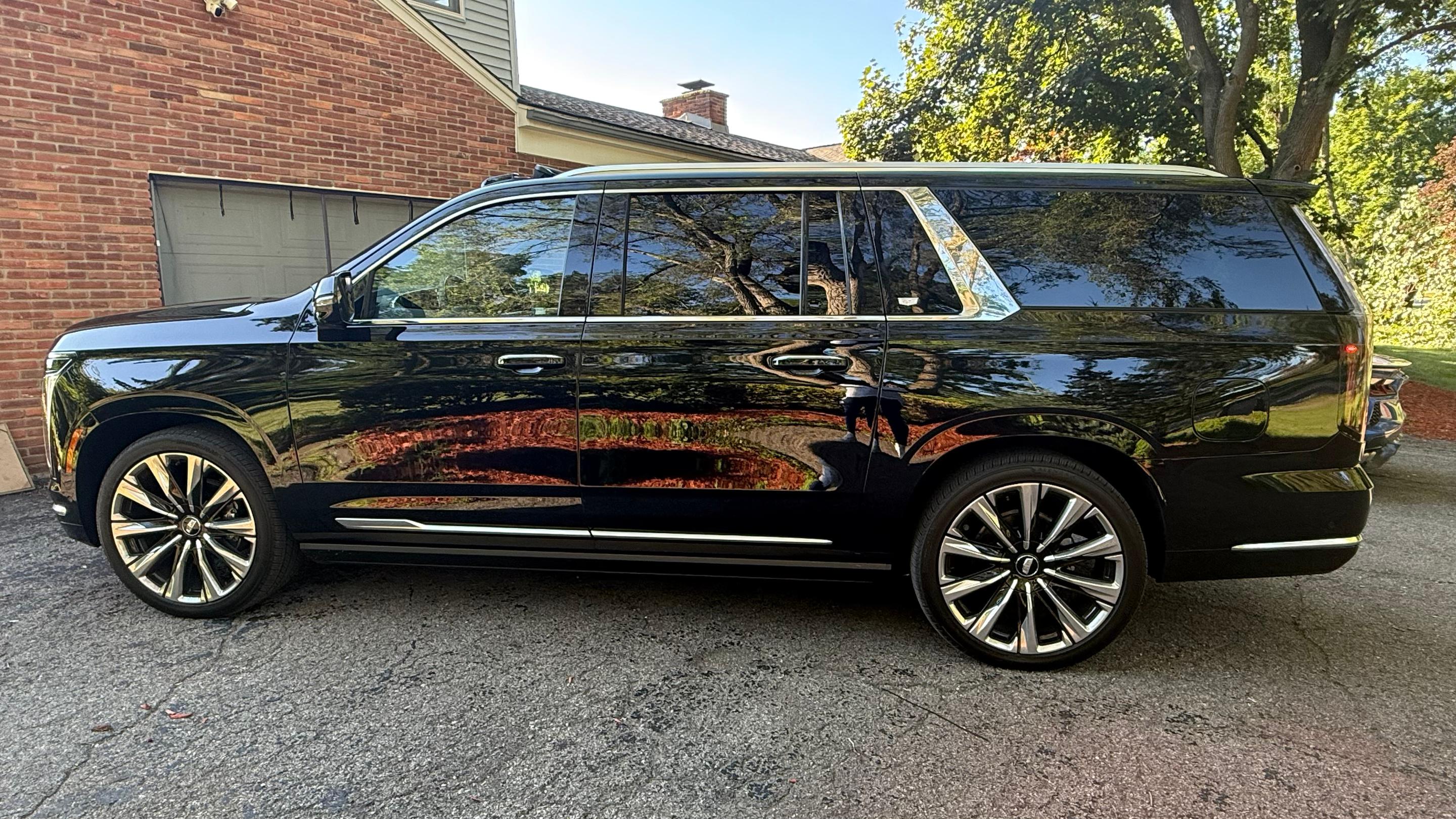Cadillac Escalade ESV 2025 in 