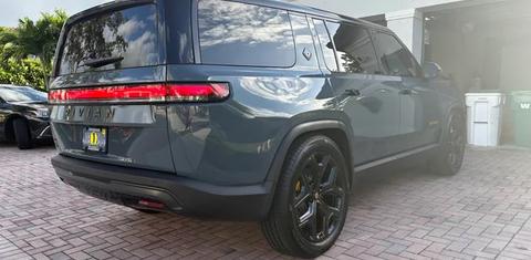Rivian R1S 2025