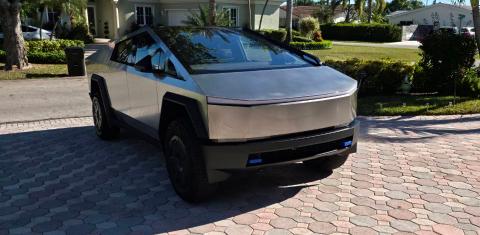Tesla Cybertruck 2026