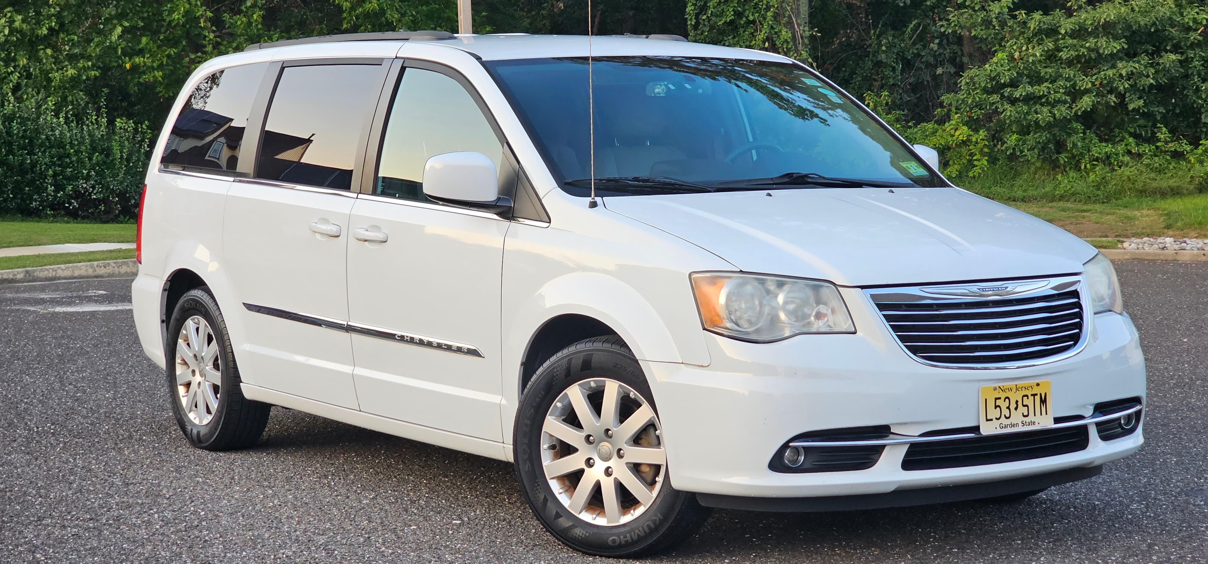 Chrysler Town & Country 2014 in Gloucester Township, NJ