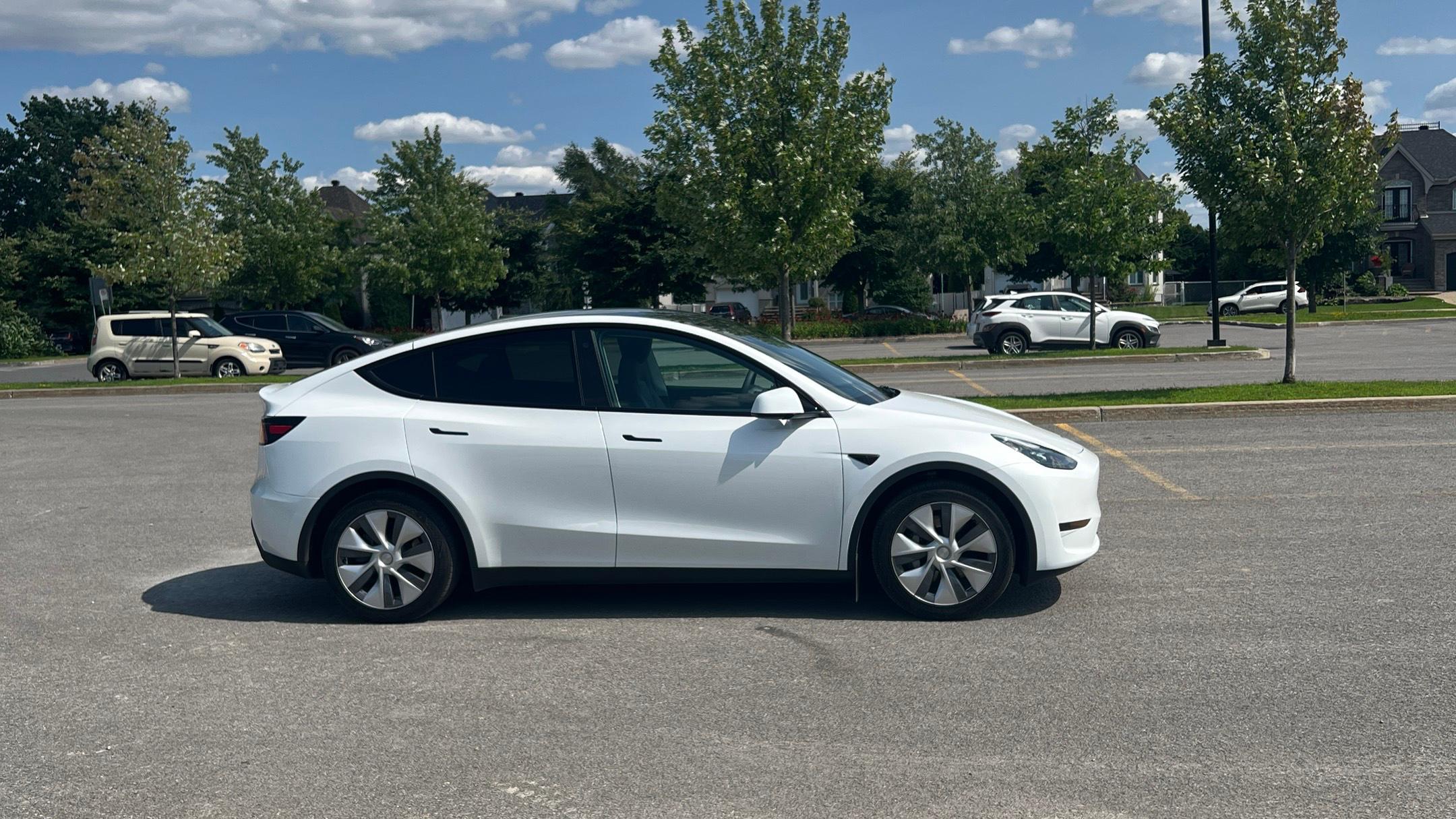 Tesla Model Y 2023 à Laval, QC