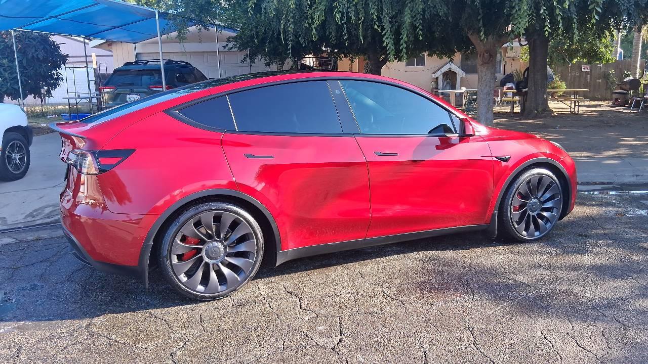 Tesla Model Y 2022 in Farmersville, CA